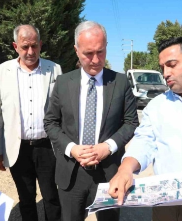İNEGÖL BELEDİYESİ, CERRAH MAHALLESİ KALBURT BÖLGESİNDE YER ALAN VEYSEL KARANİ CADDESİNDE SATHİ KAPLAMA ÇALIŞMASI GERÇEKLEŞTİRDİ. BİN 300 METRE UZUNLUĞUNDAKİ CADDEDE 15 DEKAR ALANA KAPLAMA YAPILDI.