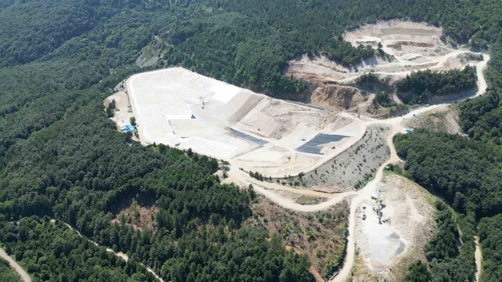 KESTEL BELEDİYE BAŞKANI FERHAT EROL, 4 BİN 200 DEKAR TARIM ARAZİSİNİ SUYLA BULUŞTURACAK ŞEVKETİYE GÖLETİ’NDEKİ ÇALIŞMALARI YERİNDE İNCELEDİ. YAKLAŞIK 40 YILLIK SULAMA MESELESİNDE SONA YAKLAŞILDIĞINI BELİRTEN BAŞKAN EROL, PROJENİN BÖLGE TARIMI VE ÜRETİCİLER İÇİN ÖNEMLİ BİR KAZANIM OLACAĞINI VURGULADI.