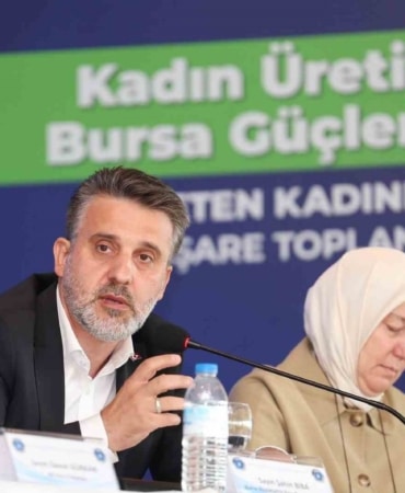BURSA BÜYÜKŞEHİR BELEDİYESİ BAŞKAN VEKİLİ ŞAHİN BİBA, KADIN DERNEKLERİ VE KOOPERATİFLERİYLE BİR ARAYA GELDİĞİ TOPLANTIDA, KADINLARIN ÜRETİMDE VE SOSYAL HAYATTA DAHA GÜÇLÜ YER ALMASINI BURSA’NIN GELECEĞİ AÇISINDAN SON DERECE KIYMETLİ BULDUKLARINI BELİRTEREK, "SİZ ÜRETTİKÇE BİZ YANINIZDA OLACAĞIZ. KAPIMIZ HER ZAMAN SİZLERE AÇIK OLACAK" DEDİ.