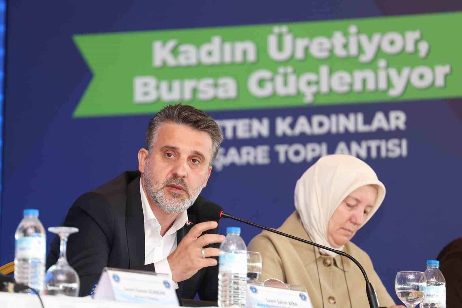 BURSA BÜYÜKŞEHİR BELEDİYESİ BAŞKAN VEKİLİ ŞAHİN BİBA, KADIN DERNEKLERİ VE KOOPERATİFLERİYLE BİR ARAYA GELDİĞİ TOPLANTIDA, KADINLARIN ÜRETİMDE VE SOSYAL HAYATTA DAHA GÜÇLÜ YER ALMASINI BURSA’NIN GELECEĞİ AÇISINDAN SON DERECE KIYMETLİ BULDUKLARINI BELİRTEREK, "SİZ ÜRETTİKÇE BİZ YANINIZDA OLACAĞIZ. KAPIMIZ HER ZAMAN SİZLERE AÇIK OLACAK" DEDİ.