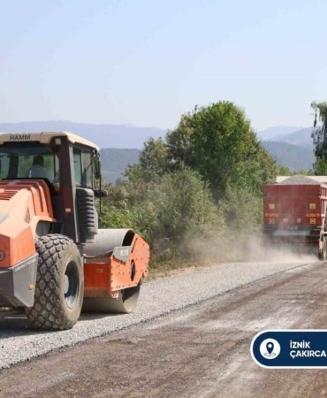 BURSA BÜYÜKŞEHİR BELEDİYESİ, İL GENELİNDE SÜRDÜRDÜĞÜ ULAŞIM AĞINI GÜÇLENDİRME YATIRIMLARI KAPSAMINDA GEMLİK, İZNİK, ORHANELİ, ORHANGAZİ VE YENİŞEHİR’DE FARKLI GÜZERGAHLARDA TOPLAM 22 KİLOMETRELİK SATHİ KAPLAMA ÇALIŞMASI YAPARAK YOLLARI YENİLİYOR.
