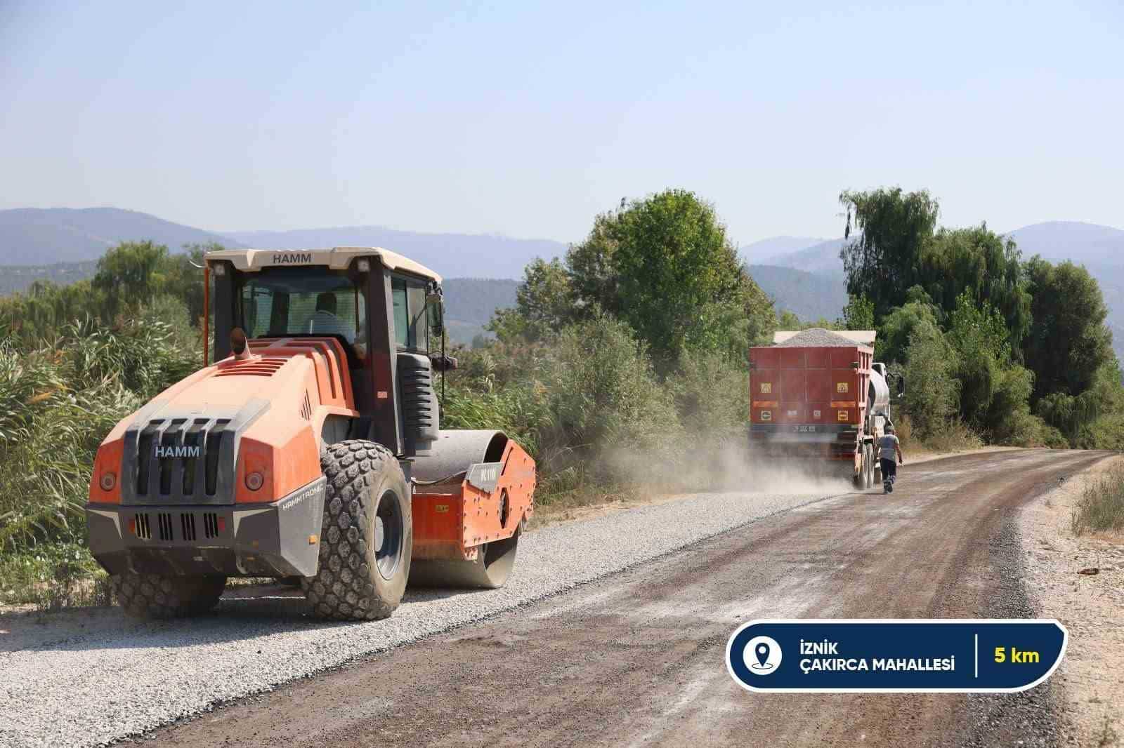 BURSA BÜYÜKŞEHİR BELEDİYESİ, İL GENELİNDE SÜRDÜRDÜĞÜ ULAŞIM AĞINI GÜÇLENDİRME YATIRIMLARI KAPSAMINDA GEMLİK, İZNİK, ORHANELİ, ORHANGAZİ VE YENİŞEHİR’DE FARKLI GÜZERGAHLARDA TOPLAM 22 KİLOMETRELİK SATHİ KAPLAMA ÇALIŞMASI YAPARAK YOLLARI YENİLİYOR.
