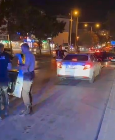 BURSA’DA POLİS EKİPLERİNCE GERÇEKLEŞTİRİLEN UYGULAMADA 2 BİN 569 ŞAHSIN UYAP SORGULAMASI YAPILIRKEN, ÇEŞİTLİ SUÇLARDAN ARANAN 9 KİŞİ YAKALANDI. UYGULAMADA 37 ARACA TOPLAM 412 BİN 838 TL CEZAİ İŞLEM UYGULANIRKEN, 2 ARAÇ TRAFİKTEN MEN EDİLDİ.