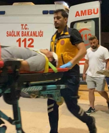 BURSA’NIN İNEGÖL İLÇESİNDE MEYDANA GELEN KAVGADA BİR KİŞİ DARP EDİLİRKEN, OLAYIN DEVAMINDA TÜFEKLE ATEŞ AÇILMASI SONUCU BİR KİŞİ DE SAÇMALARIN İSABET ETMESİYLE YARALANDI.