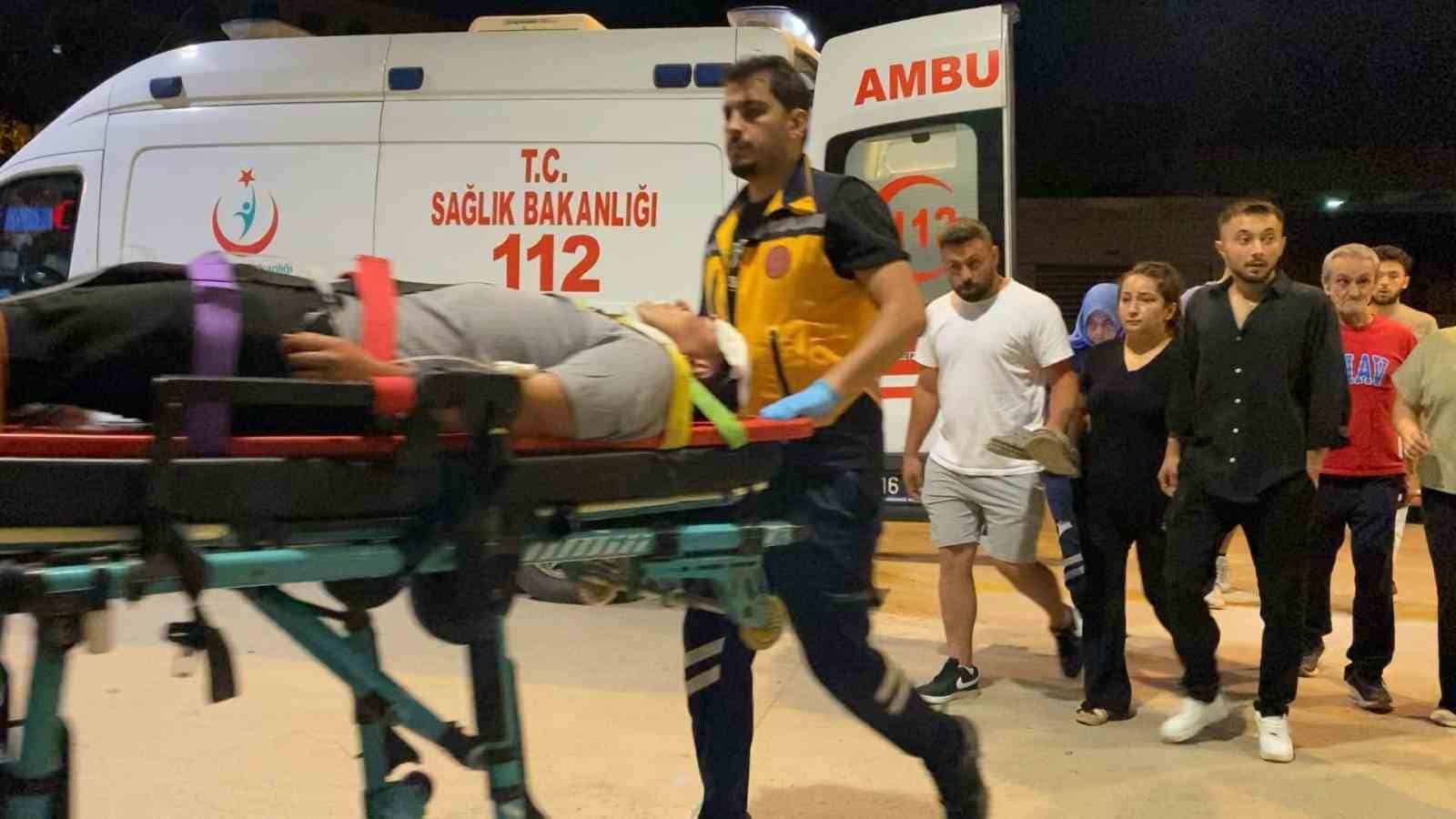 BURSA’NIN İNEGÖL İLÇESİNDE MEYDANA GELEN KAVGADA BİR KİŞİ DARP EDİLİRKEN, OLAYIN DEVAMINDA TÜFEKLE ATEŞ AÇILMASI SONUCU BİR KİŞİ DE SAÇMALARIN İSABET ETMESİYLE YARALANDI.
