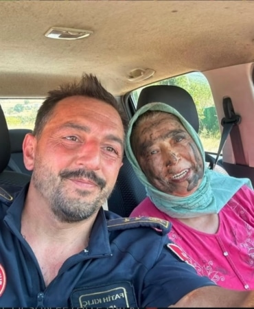 HASTALIĞINI UNUTTU, YANGINA KOŞTU 65 YAŞINDAKİ HANİFE TEYZE ALEVLERİN ÖNÜNE BÖYLE GEÇTİ