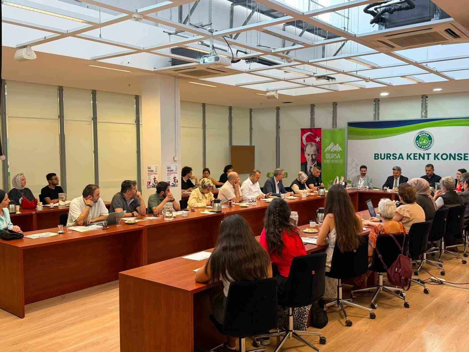 TÜRKİYE ULUSAL AJANSI TARAFINDAN DESTEKLENEN VE BURSA KENT KONSEYİ İŞ BİRLİĞİNDE AVRUPA DAYANIŞMA PROGRAMI KAPSAMINDA YÜRÜTÜLEN "EURODESK YOUTH SOLİDARİTY FOR RESİLİENCE-DAYANIKLILIK İÇİN GENÇLİK DAYANIŞMASI" PROJESİ ÇERÇEVESİNDE BURSALI GENÇLER HARETE GEÇTİ.