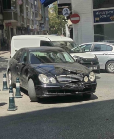 BURSA'NIN ORHANGAZİ İLÇESİNDE ŞEHİR MERKEZİNDE MEYDANA GELEN TRAFİK KAZASINDA MOTOSİKLET İLE OTOMOBİL KAFA KAFAYA ÇARPIŞTI. KAZADA, MOTOSİKLET SÜRÜCÜSÜ YARALANIRKEN O ANLAR GÜVENLİK KAMERASI TARAFINDAN GÖRÜNTÜLENDİ.