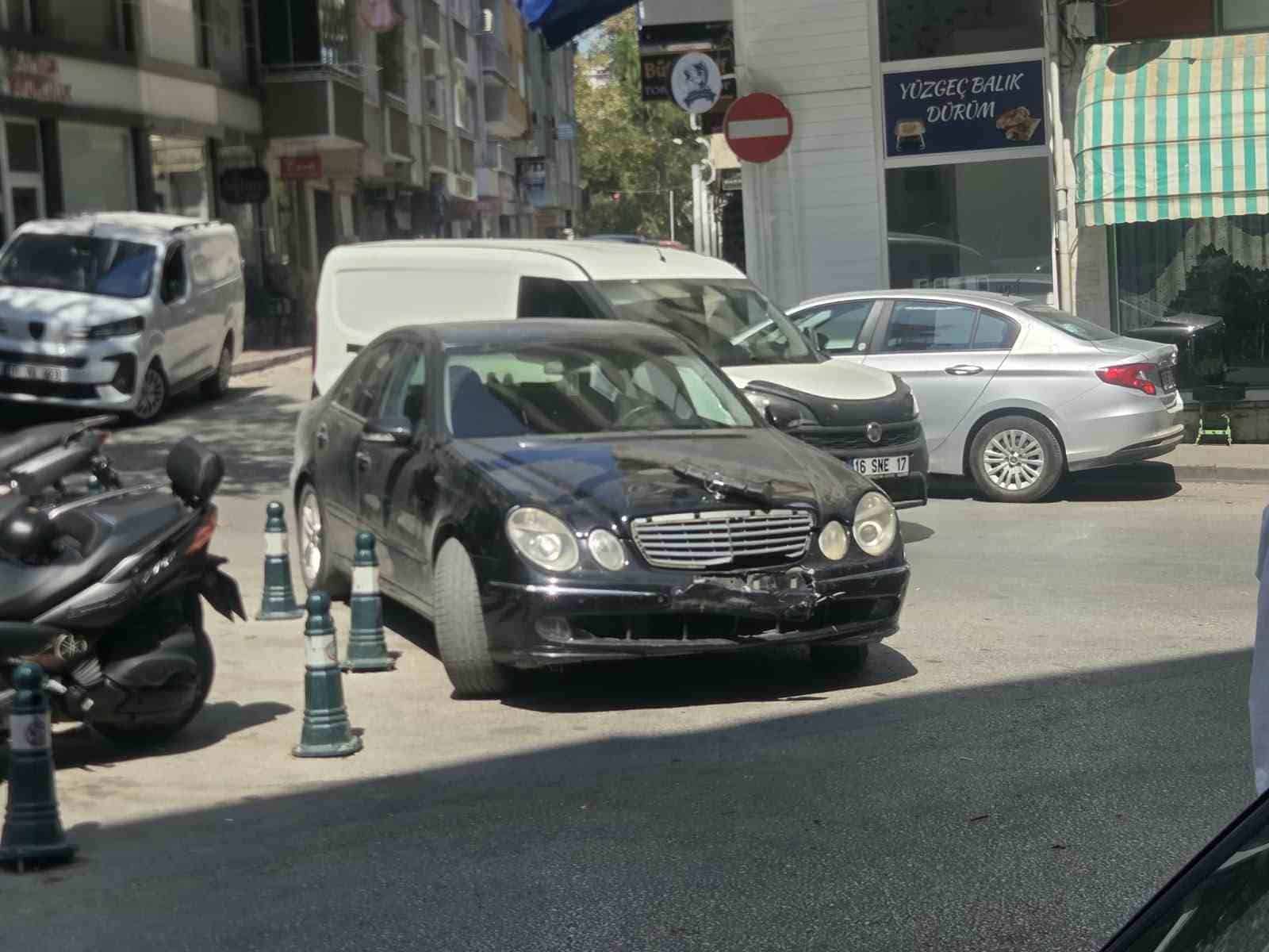 BURSA'NIN ORHANGAZİ İLÇESİNDE ŞEHİR MERKEZİNDE MEYDANA GELEN TRAFİK KAZASINDA MOTOSİKLET İLE OTOMOBİL KAFA KAFAYA ÇARPIŞTI. KAZADA, MOTOSİKLET SÜRÜCÜSÜ YARALANIRKEN O ANLAR GÜVENLİK KAMERASI TARAFINDAN GÖRÜNTÜLENDİ.