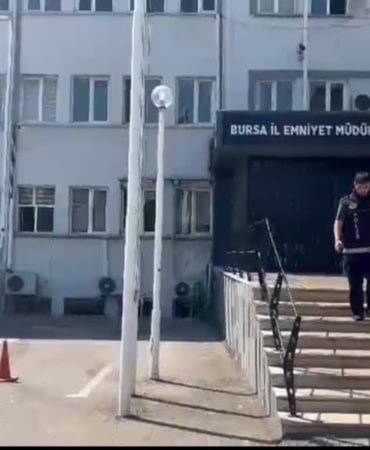 ÇATIDAN ÇATIYA KAÇMAYA ÇALIŞIRKEN YAKALANDI: 20, 21 VE 25 YIL HAPİS CEZASIYLA ARANAN 3 FİRARİ YAKALANDI