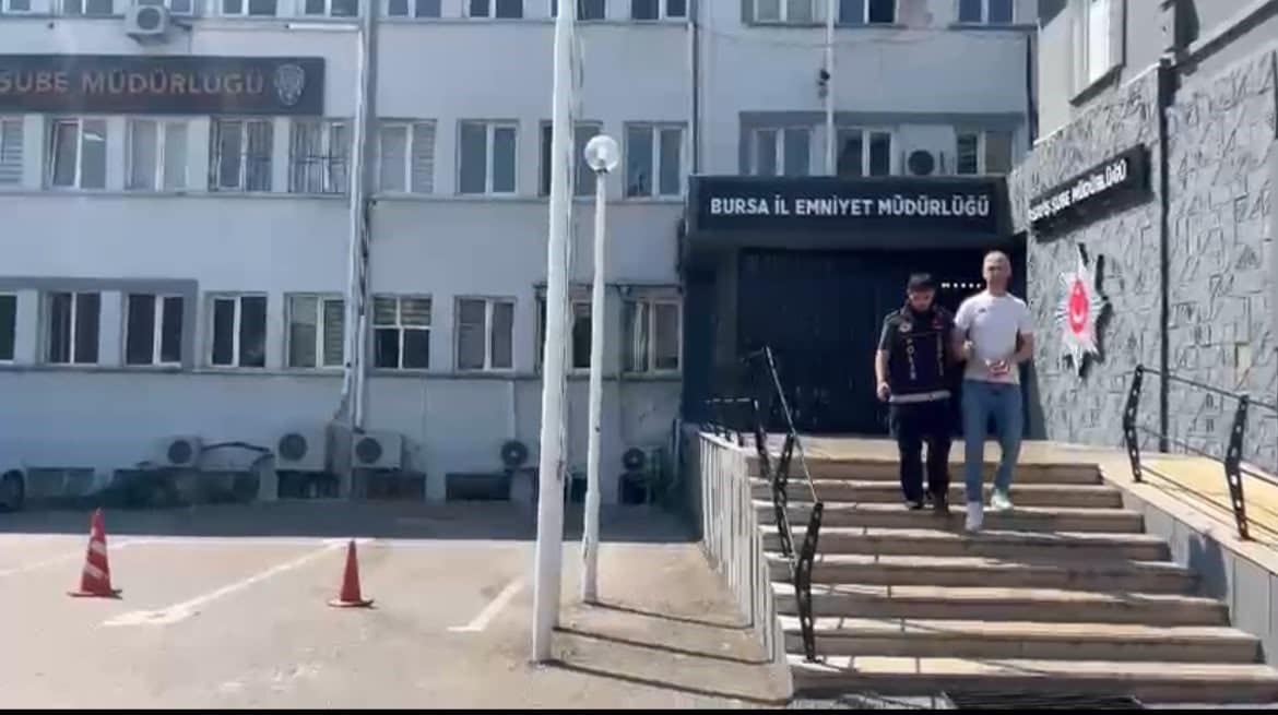 ÇATIDAN ÇATIYA KAÇMAYA ÇALIŞIRKEN YAKALANDI: 20, 21 VE 25 YIL HAPİS CEZASIYLA ARANAN 3 FİRARİ YAKALANDI
