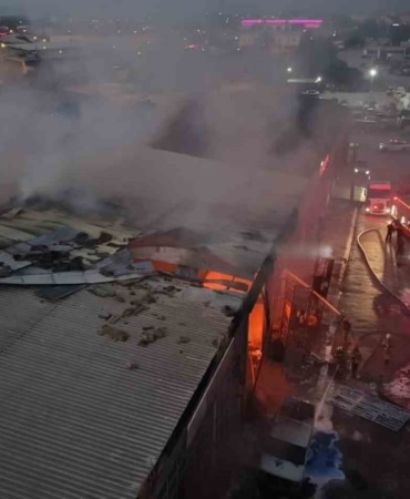 BURSA’NIN İNEGÖL İLÇESİNDE BELEDİYE TARAFINDAN YAKLAŞIK 3 AY ÖNCE FAALİYETİNE SON VERİLEREK MÜHÜRLENEN BOYA ÜRETİM İMALATHANESİNDE ÇIKAN YANGINDA PATLAMA ANI KAMERAYA YANSIDI.