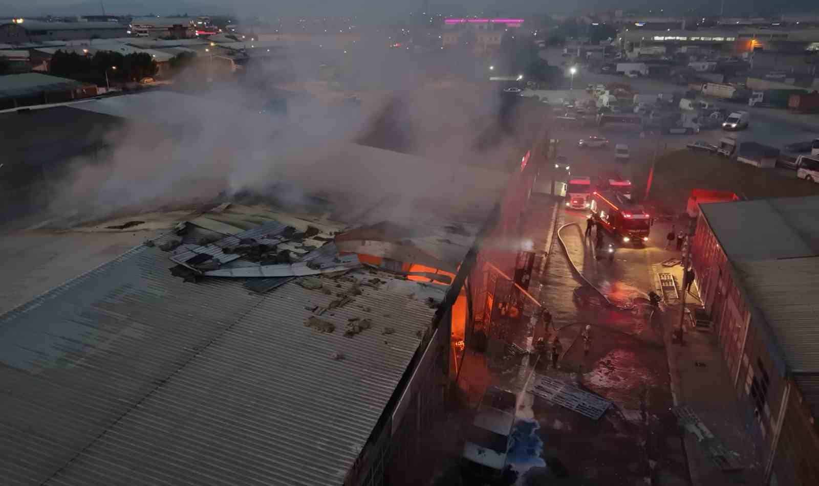 BURSA’NIN İNEGÖL İLÇESİNDE BELEDİYE TARAFINDAN YAKLAŞIK 3 AY ÖNCE FAALİYETİNE SON VERİLEREK MÜHÜRLENEN BOYA ÜRETİM İMALATHANESİNDE ÇIKAN YANGINDA PATLAMA ANI KAMERAYA YANSIDI.