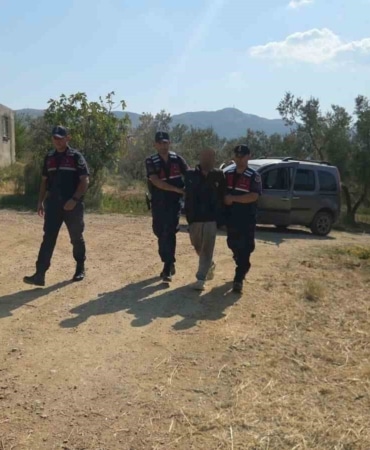 BURSA'DA ÇALINTI OLDUĞU İLERİ SÜRÜLEN BİR ARACI FARK EDEN POLİS EKİPLERİ, ARACI YAKLAŞIK 10 KİLOMETRE KOVALADIKTAN SONRA BİR ZEYTİNLİKTE YAKALADI. ZANLI GÖZALTINA ALINDI.