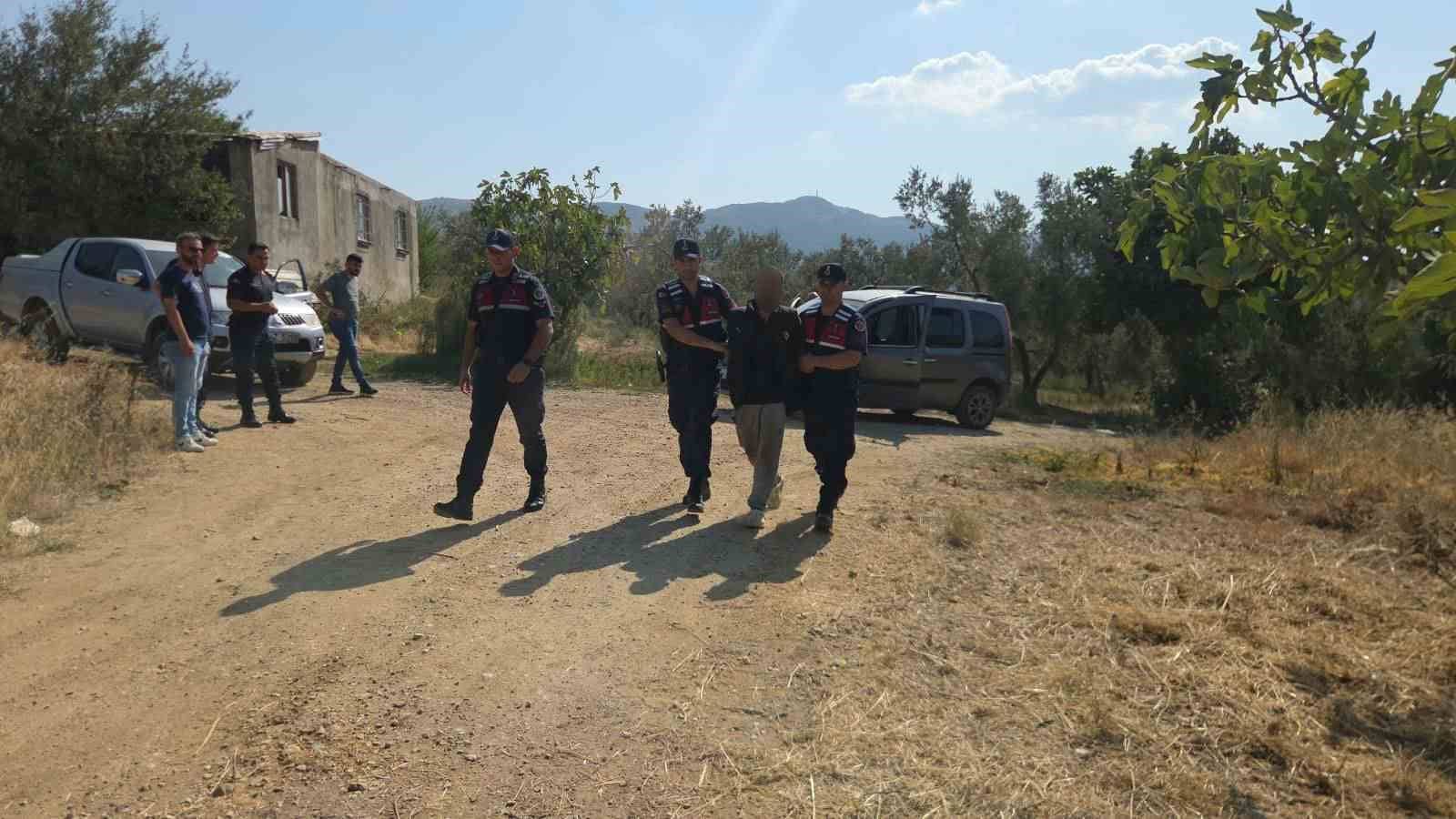 BURSA'DA ÇALINTI OLDUĞU İLERİ SÜRÜLEN BİR ARACI FARK EDEN POLİS EKİPLERİ, ARACI YAKLAŞIK 10 KİLOMETRE KOVALADIKTAN SONRA BİR ZEYTİNLİKTE YAKALADI. ZANLI GÖZALTINA ALINDI.