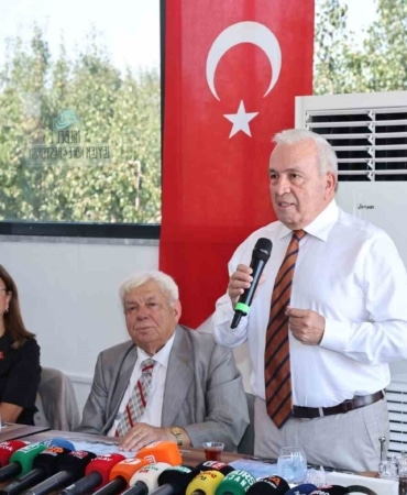 NİLÜFER BELEDİYE BAŞKANI ŞADİ ÖZDEMİR, BASIN MENSUPLARIYLA BİR ARAYA GELDİĞİ TOPLANTIDA BATI GELİŞİM BÖLGESİ OLARAK DA BİLİNEN ‘EKOKENT’ PLANLARININ 18 AYDIR BEKLEMEDE OLDUĞUNU BELİRTEREK SÜRECİN HIZLANMASI GEREKTİĞİNİ VURGULADI. İMAR KANUNU’NA GÖRE 3 AY İÇİNDE KARARA BAĞLANMAYAN PLANLARIN ONAYLANMIŞ SAYILDIĞINI HATIRLATAN BAŞKAN ŞADİ ÖZDEMİR, BÖLGEDEKİ ULAŞIM VE KENTSEL İHTİYAÇLARIN KARŞILANMASI İÇİN YASAL SÜRECİ İŞLETEREK PLANI ÖNÜMÜZDEKİ HAFTA ASKIYA ÇIKARACAKLARINI AÇIKLADI.
