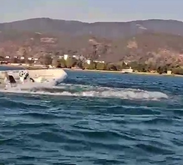 İZNİK GÖLÜ'NDE TEKNEYLE SEYİR HALİNDEYKEN DENGELERİNİ KAYBEDEREK GÖLE DÜŞEN 3 KİŞİDEN BİRİ, TEKNENİN MOTOR KISMINA ÇARPARAK YARALANDI.