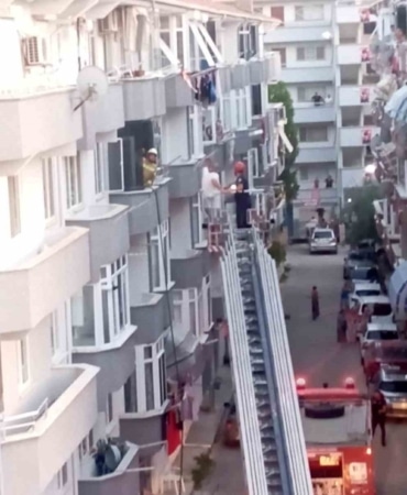 BURSA’NIN GEMLİK İLÇESİNDE BİR EVDE ÇIKAN YANGINDA MAHSUR KALAN 2 KİŞİ İTFAİYE EKİPLERİ TARAFINDAN KURTARILDI.