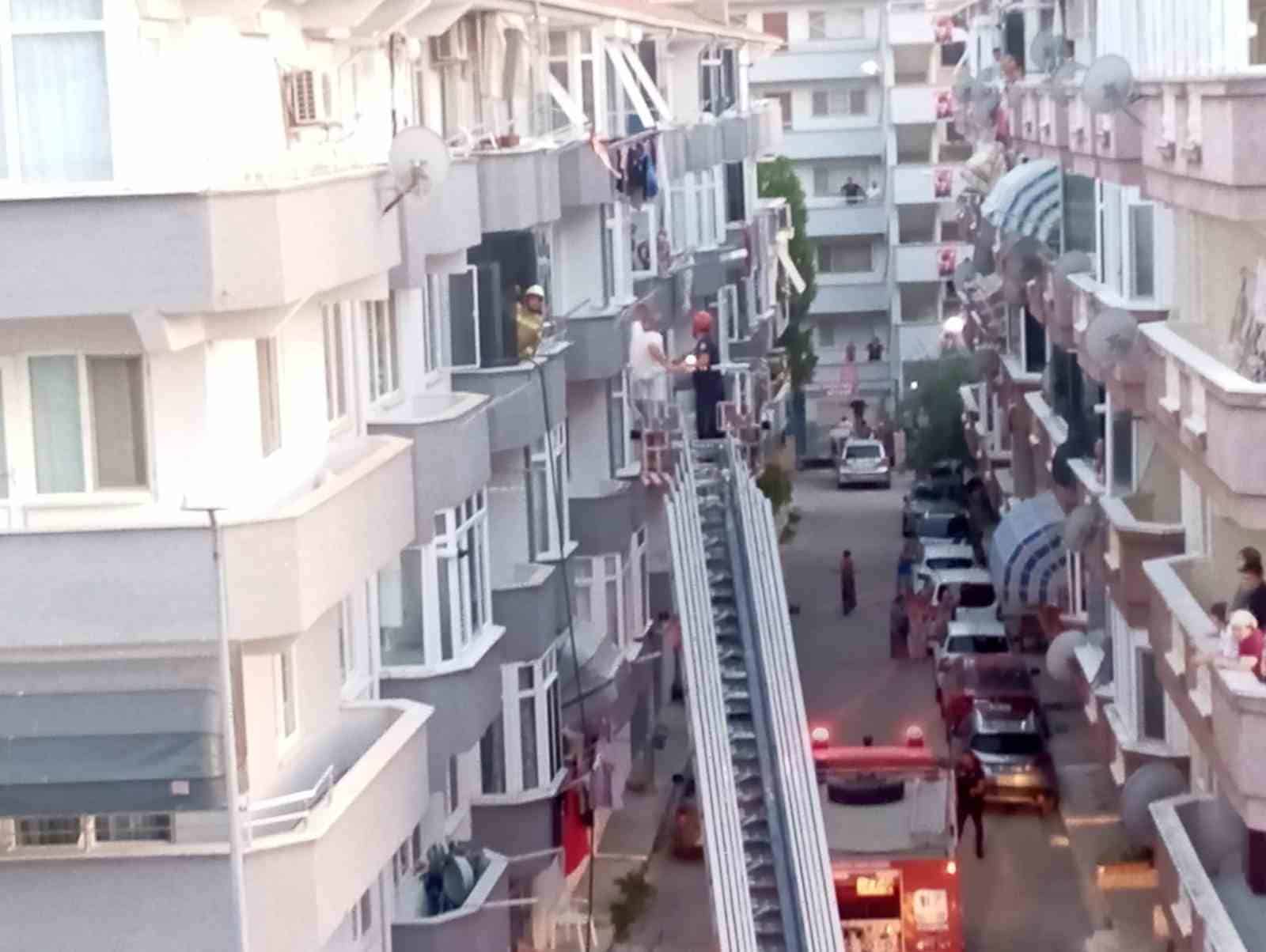 BURSA’NIN GEMLİK İLÇESİNDE BİR EVDE ÇIKAN YANGINDA MAHSUR KALAN 2 KİŞİ İTFAİYE EKİPLERİ TARAFINDAN KURTARILDI.