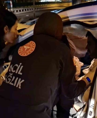 BURSA’DA YOL SEÇİMİ YAPARKEN GECİKEN SÜRÜCÜ DİREĞE ÇARPARAK YARALANDI.