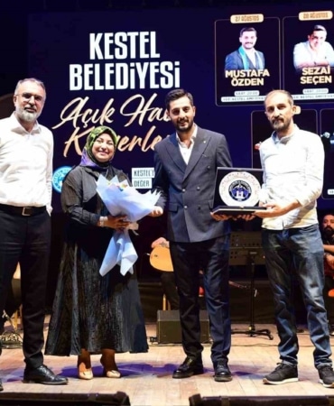 KESTEL BELEDİYESİ TARAFINDAN DÜZENLENEN AÇIK HAVA KONSERLERİ, MUSTAFA ÖZDEN KONSERİYLE RENKLİ GÖRÜNTÜLERE SAHNE OLDU. AMFİ TİYATRO’YU DOLDURAN YÜZLERCE KESTELLİ, SEVİLEN SANATÇININ TÜRKÜLERİNE HEP BİR AĞIZDAN EŞLİK EDERKEN, HALAYLARLA YÜKSELEN COŞKU GECE BOYUNCA DEVAM ETTİ