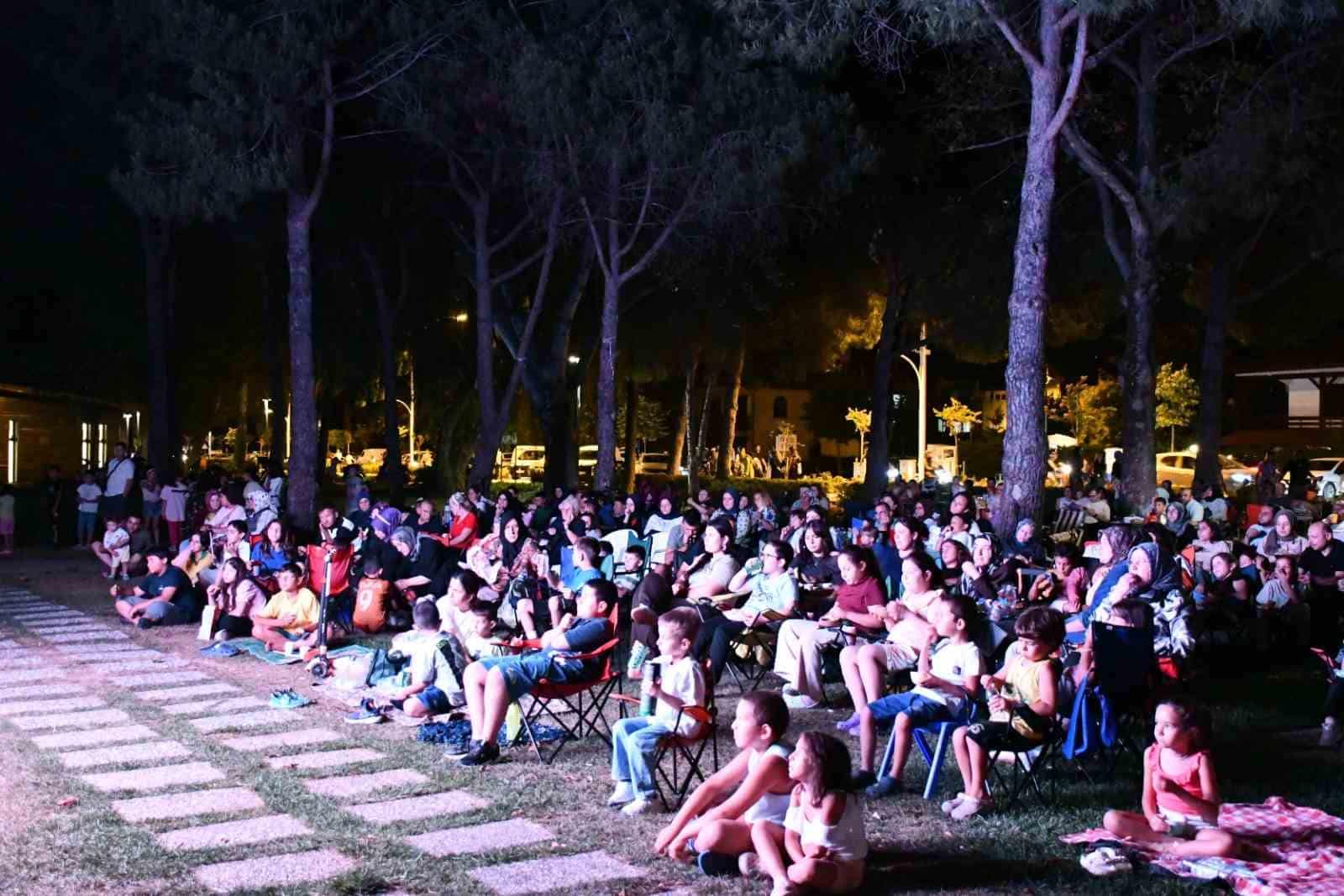 İZNİK BELEDİYESİ’NİN BU YIL DÖRDÜNCÜSÜNÜ DÜZENLEDİĞİ "NOSTALJİK YAZ AKŞAMLARI" ETKİNLİKLERİ KAPSAMINDA GERÇEKLEŞTİRİLEN ANİMASYON FİLM GÖSTERİMLERİ SEZON FİNALİ YAPTI.