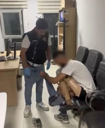 BURSA'DA NARKOTİK EKİPLERİNİN DURDURDUĞU ARAÇTA YAKALANAN ŞÜPHELİNİN, 830 GRAM METAMFETAMİNİ PROTEZ BACAĞININ İÇERİSİNE GİZLEDİĞİ ORTAYA ÇIKTI.