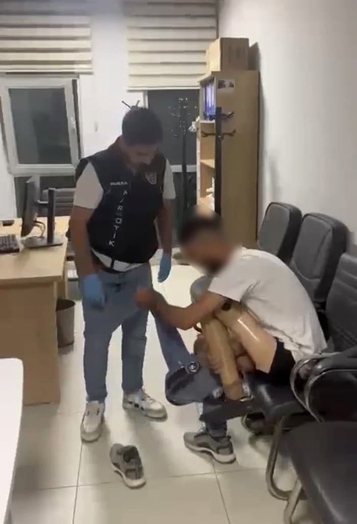 BURSA'DA NARKOTİK EKİPLERİNİN DURDURDUĞU ARAÇTA YAKALANAN ŞÜPHELİNİN, 830 GRAM METAMFETAMİNİ PROTEZ BACAĞININ İÇERİSİNE GİZLEDİĞİ ORTAYA ÇIKTI.