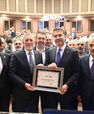 ENERJİ VE TABİİ KAYNAKLAR BAKANI ALPARSLAN BAYRAKTAR, TÜRKİYE’NİN ENERJİ TALEBİNİN SON 24 YILDA YAKLAŞIK 3 KAT ARTARKEN, BURSA’DA TALEBİN 5 KAT ARTTIĞINI SÖYLEDİ. BURSA’NIN TÜRKİYE EKONOMİSİNİN BÜYÜMESİNİN İTİCİ GÜCÜ OLDUĞUNU VURGULAYAN BAKAN BAYRAKTAR, "BURSA, TÜRKİYE’NİN BÜYÜMESİNİN DAHA ÖTESİNDE BÜYÜYEN, BUNDAN SONRAKİ SÜREÇTE DE BU ORTAYA KONAN VİZYONU GERÇEKLEŞTİRMEK İÇİN DAHA ÇOK ENERJİYE İHTİYAÇ DUYACAK BİR ŞEHİR" DEDİ.