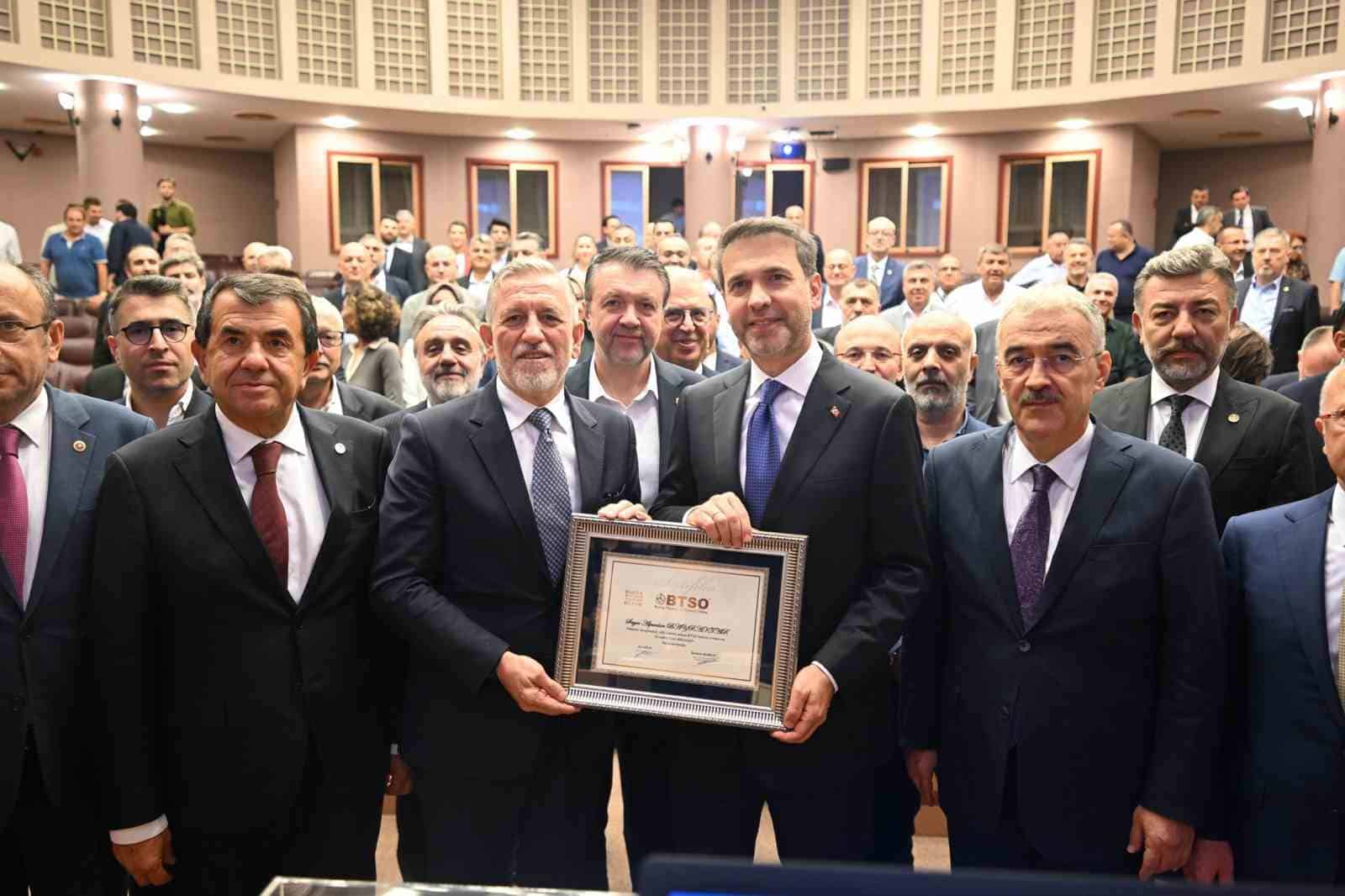 ENERJİ VE TABİİ KAYNAKLAR BAKANI ALPARSLAN BAYRAKTAR, TÜRKİYE’NİN ENERJİ TALEBİNİN SON 24 YILDA YAKLAŞIK 3 KAT ARTARKEN, BURSA’DA TALEBİN 5 KAT ARTTIĞINI SÖYLEDİ. BURSA’NIN TÜRKİYE EKONOMİSİNİN BÜYÜMESİNİN İTİCİ GÜCÜ OLDUĞUNU VURGULAYAN BAKAN BAYRAKTAR, "BURSA, TÜRKİYE’NİN BÜYÜMESİNİN DAHA ÖTESİNDE BÜYÜYEN, BUNDAN SONRAKİ SÜREÇTE DE BU ORTAYA KONAN VİZYONU GERÇEKLEŞTİRMEK İÇİN DAHA ÇOK ENERJİYE İHTİYAÇ DUYACAK BİR ŞEHİR" DEDİ.