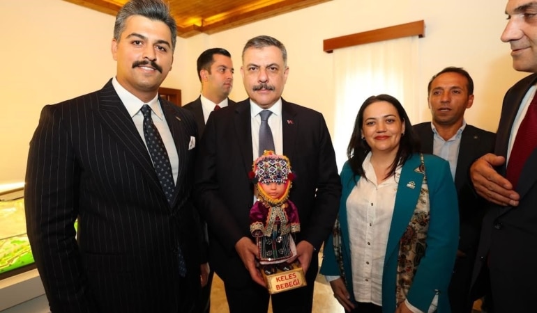 DAĞDER’DEN İÇİŞLERİ BAKANI MUSTAFA ÇİFTÇİ’YE ANLAMLI HEDİYE: KELES BEBEĞİ