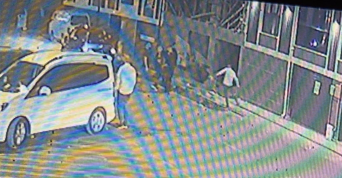 BURSA'NIN İNEGÖL İLÇESİNDE İKİ GRUP ARASINDA ARAÇ ALIM-SATIM ÜCRETİ NEDENİYLE ÇIKAN TARTIŞMANIN SİLAHLI VE TAŞLI KAVGAYA DÖNÜŞMESİ SONUCU 1 KİŞİ TABANCAYLA VURULARAK YARALANDI.