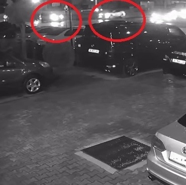 BURSA'DA ARA YOLDAN ANA ARTERE ÇIKMAK İSTEYEN SÜRÜCÜYE, ANA ARTERDE KIRMIZI IŞIKTA GEÇEN OTOMOBİL ÇARPTI. YAŞANAN KAZADA ŞANS ESERİ YARALANAN OLMAZKEN, IŞIK İHLALİ YAPAN SÜRÜCÜNÜN EHLİYETİNE 2 AY EL KONULDU. KAZA ANI, SANİYE SANİYE BİR İŞ YERİNİN GÜVENLİK KAMERASINA YANSIDI.