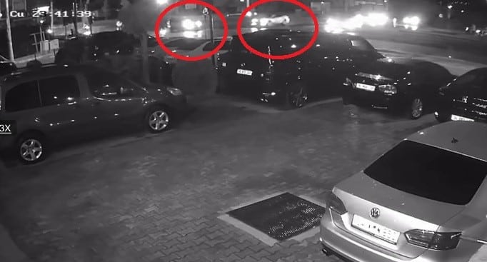 BURSA'DA ARA YOLDAN ANA ARTERE ÇIKMAK İSTEYEN SÜRÜCÜYE, ANA ARTERDE KIRMIZI IŞIKTA GEÇEN OTOMOBİL ÇARPTI. YAŞANAN KAZADA ŞANS ESERİ YARALANAN OLMAZKEN, IŞIK İHLALİ YAPAN SÜRÜCÜNÜN EHLİYETİNE 2 AY EL KONULDU. KAZA ANI, SANİYE SANİYE BİR İŞ YERİNİN GÜVENLİK KAMERASINA YANSIDI.