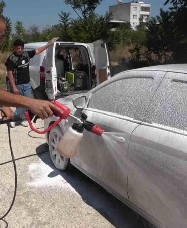 BURSA’DA MOBİL OTO YIKAMA İŞİ YAPAN TUĞRUL DELİGÖZ, SOKAKTA PARK HALİNDE GÖRDÜĞÜ KİRLİ ARAÇLARI SAHİPLERİNDEN HABERSİZ VE ÜCRETSİZ ŞEKİLDE YIKAYARAK DİKKAT ÇEKİYOR. YAKLAŞIK 2 AY ÖNCE BAŞLAYAN "İYİLİK SERİSİ" KAPSAMINDA 28 ARACIN TEMİZLİĞİNİ YAPAN DELİGÖZ, HAZIRLADIĞI VİDEOLARI SOSYAL MEDYA HESABINDAN PAYLAŞIYOR.