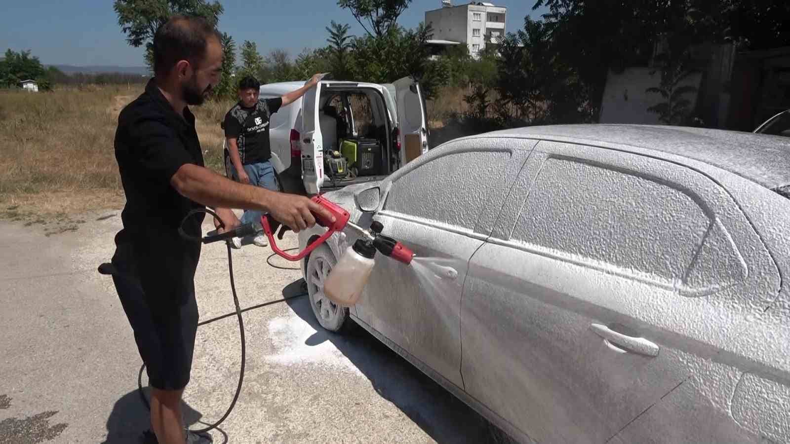 BURSA’DA MOBİL OTO YIKAMA İŞİ YAPAN TUĞRUL DELİGÖZ, SOKAKTA PARK HALİNDE GÖRDÜĞÜ KİRLİ ARAÇLARI SAHİPLERİNDEN HABERSİZ VE ÜCRETSİZ ŞEKİLDE YIKAYARAK DİKKAT ÇEKİYOR. YAKLAŞIK 2 AY ÖNCE BAŞLAYAN "İYİLİK SERİSİ" KAPSAMINDA 28 ARACIN TEMİZLİĞİNİ YAPAN DELİGÖZ, HAZIRLADIĞI VİDEOLARI SOSYAL MEDYA HESABINDAN PAYLAŞIYOR.