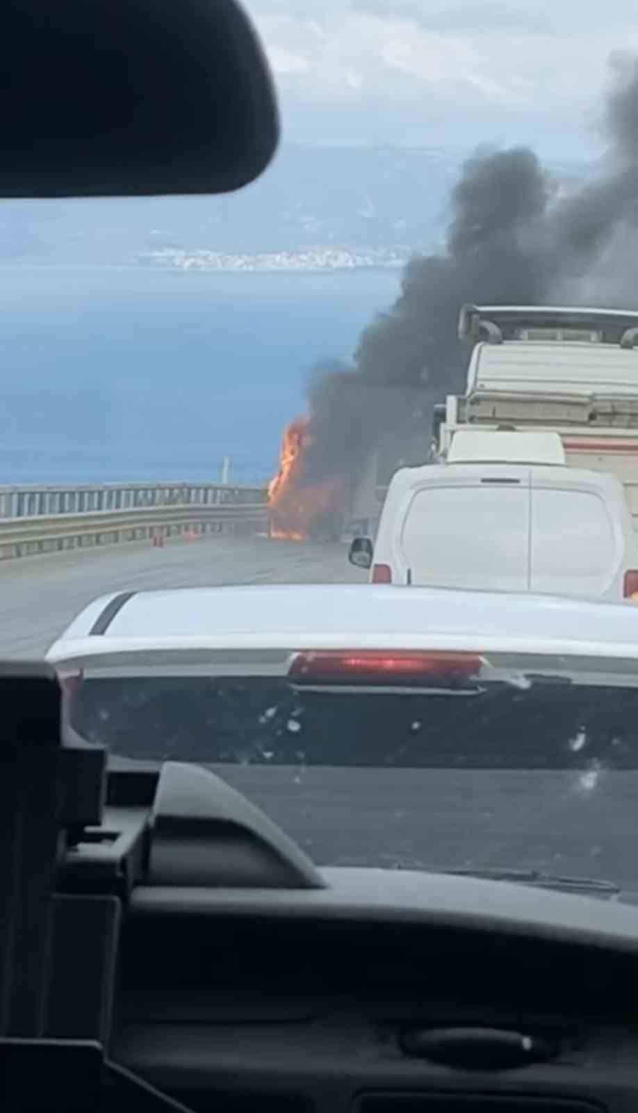 BURSA’DA KAMYONET ALEV TOPUNA DÖNDÜ