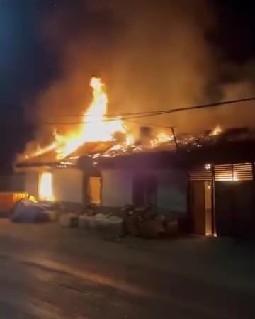 BURSA’NIN KARACABEY İLÇESİNDE BİR EVDE ÇIKAN YANGIN,KORKU DOLU ANLAR YAŞATTI, KISA SÜREDE BÜYÜYEN ALEVLER TÜM EVİ SARDI.
