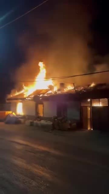 BURSA’NIN KARACABEY İLÇESİNDE BİR EVDE ÇIKAN YANGIN,KORKU DOLU ANLAR YAŞATTI, KISA SÜREDE BÜYÜYEN ALEVLER TÜM EVİ SARDI.