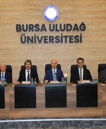ÜNİVERSİTELER ARASI KURUL (ÜAK) YÖNETİM KURULU TOPLANTISI, BURSA ULUDAĞ ÜNİVERSİTESİ’NİN (BUÜ) EV SAHİPLİĞİNDE DÜZENLENDİ. YÜKSEKÖĞRETİM DÜNYASINI YAKINDAN İLGİLENDİREN KRİTİK BAŞLIKLARIN GÖRÜŞÜLDÜĞÜ TOPLANTIDA, AKADEMİK STANDARTLAR VE GELECEĞE DÖNÜK STRATEJİLER MASAYA YATIRILDI.