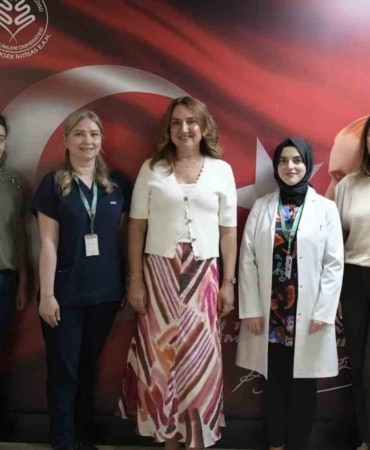SBÜ BURSA YÜKSEK İHTİSAS EĞİTİM VE ARAŞTIRMA HASTANESİ NİLÜFER EK BİNASI’NDA HİZMET VEREN OBEZİTE MERKEZİ, MULTİDİSİPLİNER TEDAVİ ANLAYIŞI VE BAŞARILARIYLA ULUSLARARASI ALANDA TESCİLLENDİ. SAĞLIK BAKANLIĞI ONAYLI MERKEZ, AVRUPA OBEZİTE ARAŞTIRMA DERNEĞİ (EASO) TARAFINDAN YÜRÜTÜLEN DEĞERLENDİRMELERİ BAŞARIYLA TAMAMLAYARAK OBEZİTE YÖNETİMİ ALANINDA YENİDEN AKREDİTE EDİLMEYE HAK KAZANDI. BURSA İL SAĞLIK MÜDÜRLÜĞÜ’NÜN OBEZİTEYLE MÜCADELE VE TOPLUM SAĞLIĞINI KORUMA ÇALIŞMALARI DOĞRULTUSUNDA FAALİYETLERİNİ ARALIKSIZ SÜRDÜREN MERKEZ, BÖLGESİNDE ÖNCÜ BİR ROL ÜSTLENİYOR.