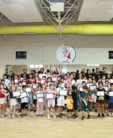 NİLÜFER BELEDİYESİ VE NİLÜFER BELEDİYESPOR İŞ BİRLİĞİYLE DÜZENLENEN TAM GÜN SPOR OKULLARI’NIN 3’ÜNCÜ DÖNEMİ TAMAMLANDI; 16 BRANŞTA EĞİTİM ALAN MİNİK SPORCULAR, SERTİFİKALARINI BAŞKAN ŞADİ ÖZDEMİR’DEN ALDI.