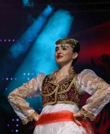 OSMANGAZİ BELEDİYESİ’NİN BALKAN COĞRAFYASININ KÖKLÜ KÜLTÜREL MİRASINI YAŞATMAK, ORTAK DEĞERLERİ GELECEK KUŞAKLARA AKTARMAK VE KARDEŞLİK BAĞLARINI GÜÇLENDİRMEK AMACIYLA DÜZENLEDİĞİ 20. OSMANGAZİ BELEDİYESİ ULUSLARARASI NAKEM BALKAN FESTİVALİ, GENİŞ KATILIMLA GERÇEKLEŞTİRİLDİ. FARKLI ÜLKELERİN KÜLTÜRLERİNİ OSMANGAZİ’DE BULUŞTURAN FESTİVAL, RENKLİ HALK DANSLARI GÖSTERİLERİ VE RUMELİ SEMİH’İN KONSERİYLE KATILIMCILARA UNUTULMAZ BİR AKŞAM YAŞATTI.