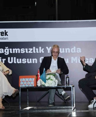 NİLÜFER BELEDİYESİ’NİN DÜZENLEDİĞİ MÜŞTEREK MEKAN BULUŞMALARI’NDA AKADEMİSYEN ORHAN ŞENER DELİORMANLI, GAZETECİ-YAZAR ÖZLEM ÖZDEMİR VE GAZETECİ ÜNSAL ÜNLÜ’NÜN KATILIMIYLA "BAĞIMSIZLIK YOLUNDA BİR ULUSUN ONURLU MÜCADELESİ" KONUSU ELE ALINDI.