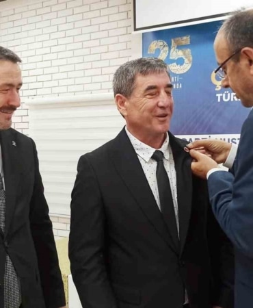 CHP’DEN İSTİFA EDEREK AK PARTİ’YE KATILAN BELEDİYE MECLİS ÜYESİ ORHAN BORAZAN’A PARTİ ROZETİ TAKILDI.