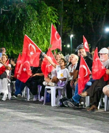 KÜLTÜRPARK GÖL KENARI'NDA GERÇEKLEŞEN KONSERE İLGİ YOĞUNDU.