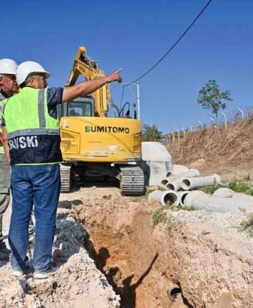 BURSA BÜYÜKŞEHİR BELEDİYESİ, YENİŞEHİR’İN 5 MAHALLESİNDE GERÇEKLEŞTİRDİĞİ TOPLAM 7 BİN 600 METRELİK KANALİZASYON VE YAĞMUR SUYU HATTI ÇALIŞMASIYLA, İLÇENİN ALTYAPISINI DAHA SAĞLIKLI VE GÜÇLÜ HALE GETİRDİ.