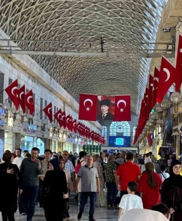 BURSA’NIN TARİHİ KAPALI ÇARŞI’SI, 30 AĞUSTOS ZAFER BAYRAMI DOLAYISIYLA TÜRK BAYRAKLARIYLA DONATILDI. ÇARŞIDA OLUŞAN KIRMIZI-BEYAZ GÖRÜNTÜLER, VATANDAŞLARA GÖRSEL ŞÖLEN SUNDU.