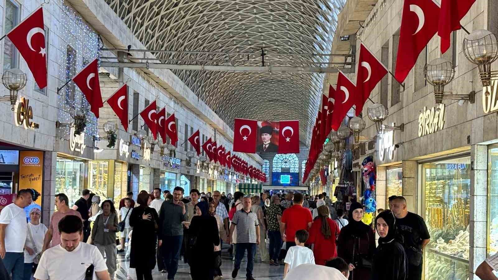 BURSA’NIN TARİHİ KAPALI ÇARŞI’SI, 30 AĞUSTOS ZAFER BAYRAMI DOLAYISIYLA TÜRK BAYRAKLARIYLA DONATILDI. ÇARŞIDA OLUŞAN KIRMIZI-BEYAZ GÖRÜNTÜLER, VATANDAŞLARA GÖRSEL ŞÖLEN SUNDU.