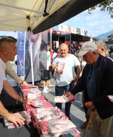 BURSA BÜYÜKŞEHİR BELEDİYESİ, 30 AĞUSTOS ZAFER HAFTASI KAPSAMINDA KENTİN FARKLI NOKTALARINDA VATANDAŞLARA TÜRK BAYRAĞI DAĞITTI. BÜYÜKŞEHİR BELEDİYESİ BAŞKAN VEKİLİ ŞAHİN BİBA, BURSALILARI AY YILDIZLI AL BAYRAKLARIYLA ‘ZAFER YÜRÜYÜŞÜ’NE DAVET ETTİ.